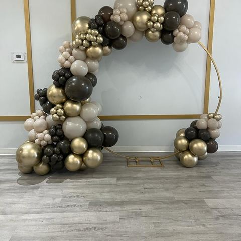 Aro decorativo con guirnalda de globos negros, dorados y color nude