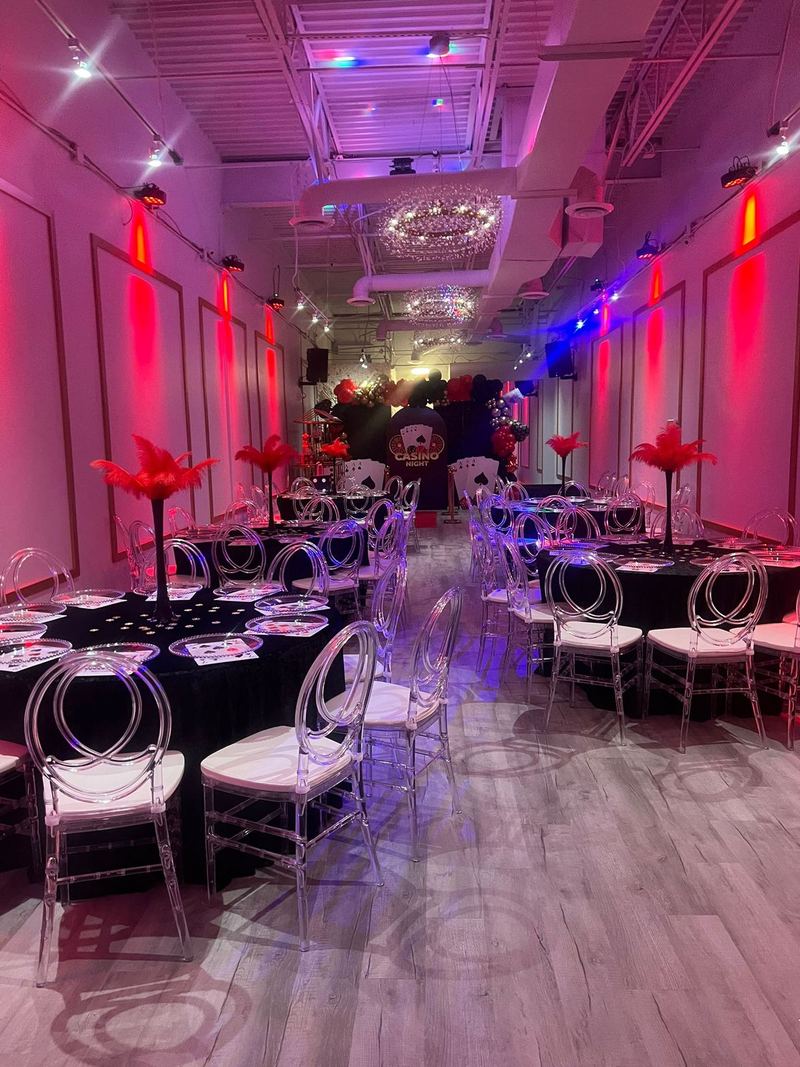 El salón con luces rosas y rojas, listo para una fiesta de noche