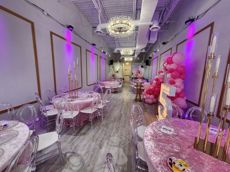 El salón con luces moradas, listo para una fiesta